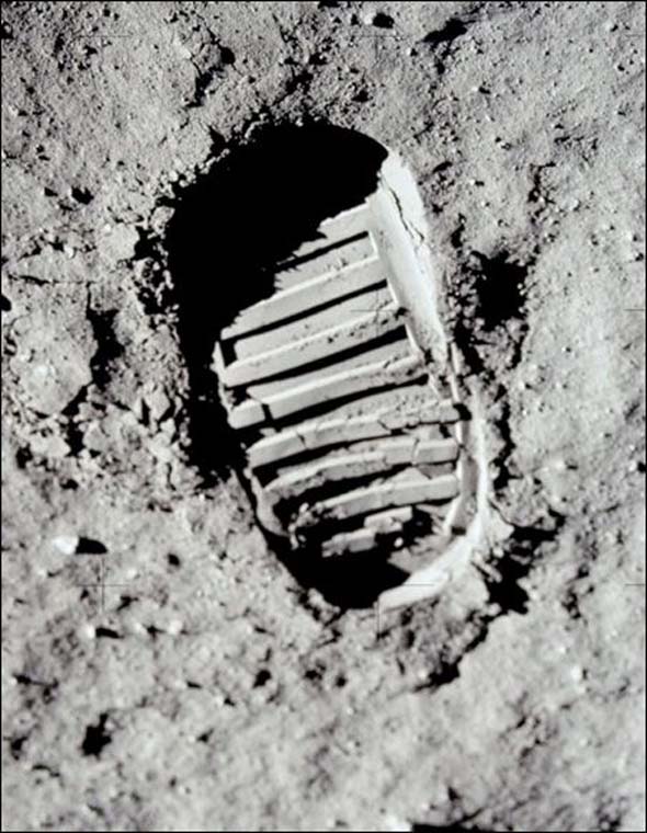 Buzz Aldrin Footprint Optical Illusion 1