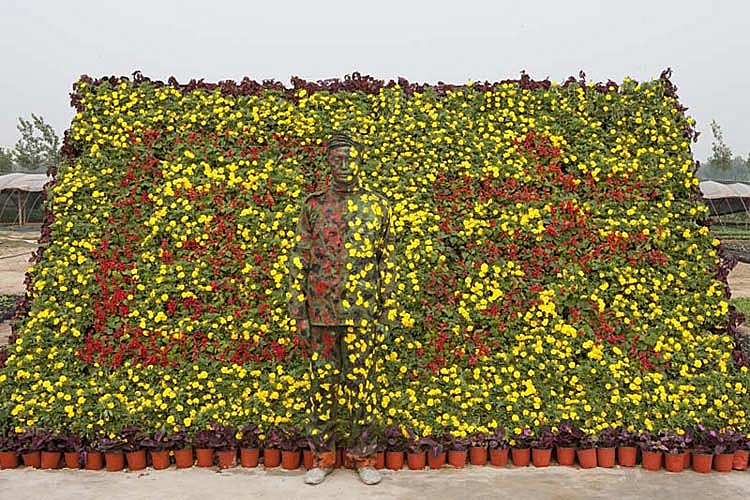 Liu_Bolin_HITC_No.90_National_Day_photograph_100x150cm_2010 Liu_Bolin_HITC_No.90_National_Day_photograph_100x150cm_2010