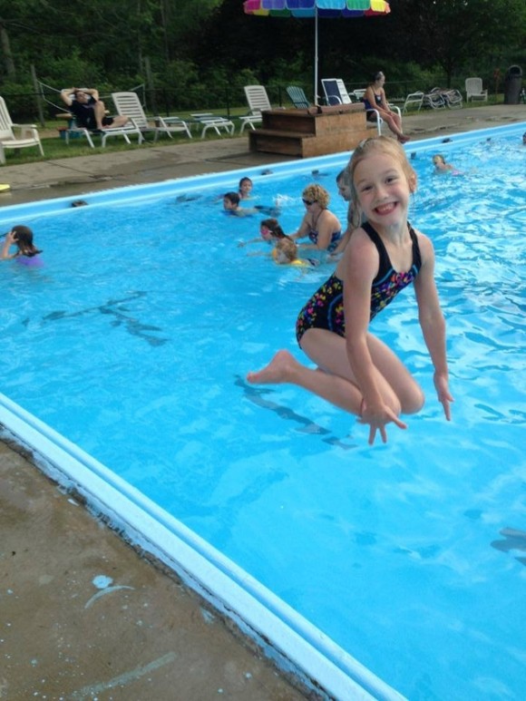 girl in pool optical illusion