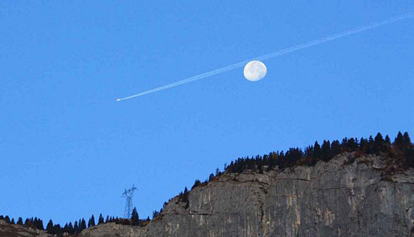 Could this plane really have passed behind the Moon?