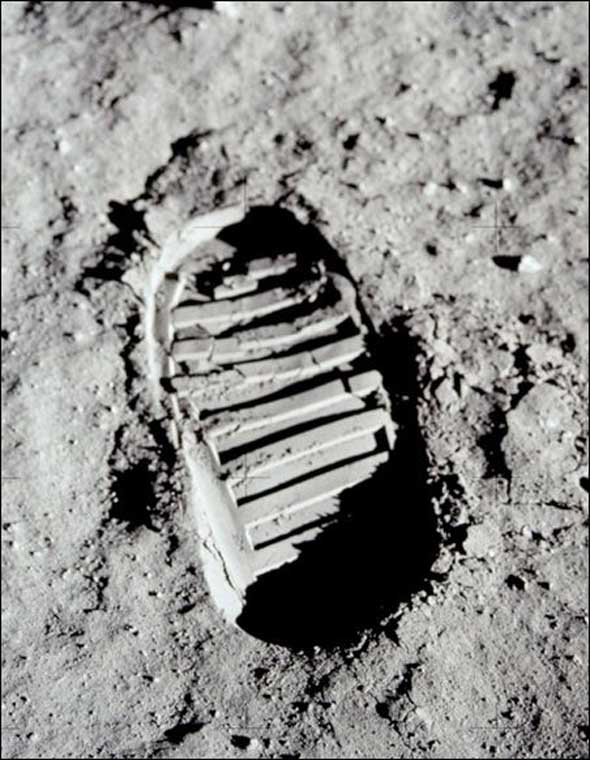 Buzz Aldrin Footprint Optical Illusion 2