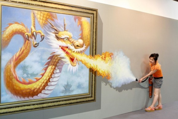 woman versus dragon optical illlusion