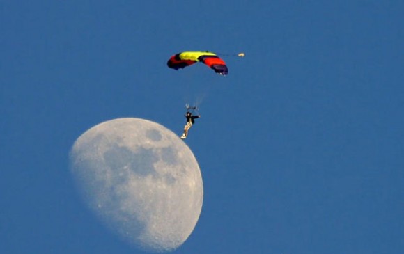 parachute landing on the moon optical illusion