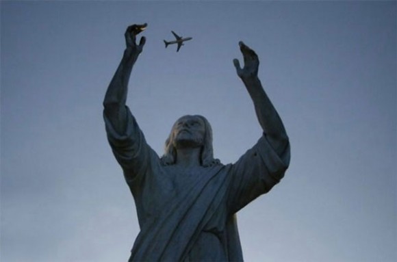 Statue-juggling-plane