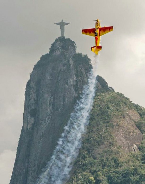 plane and statue optical illusion picture