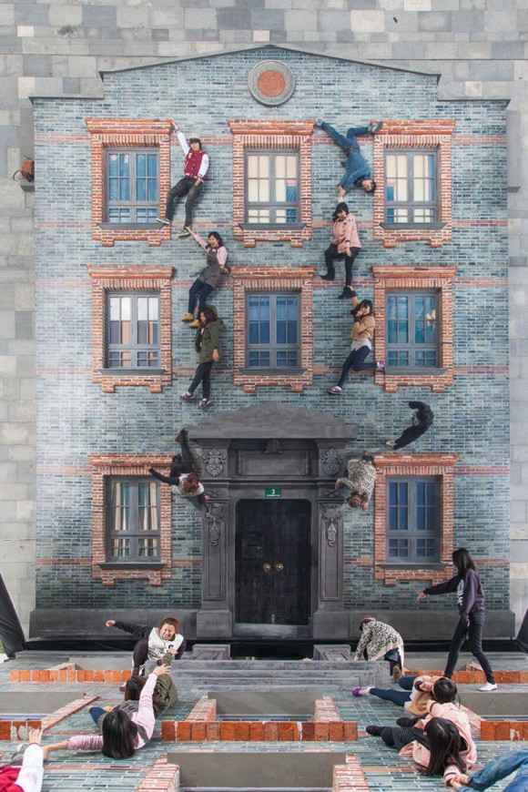 leandro erlich building illusion 2