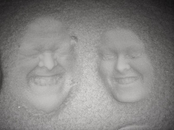 faces in the snow optical illusion