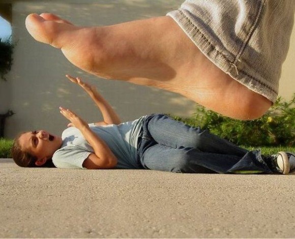 giant foot illusion