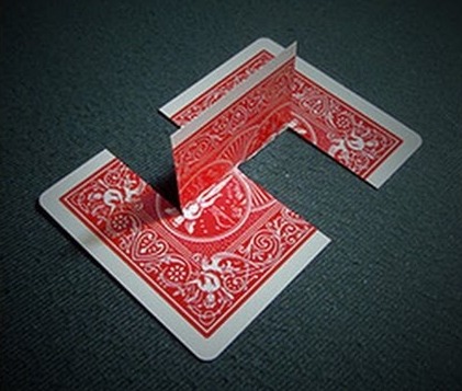 playing card optical illusion